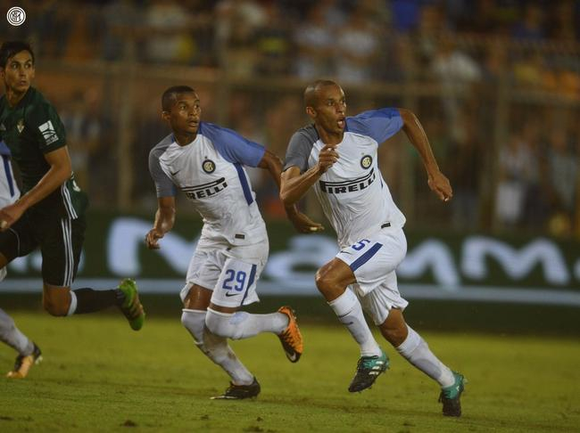 达尔贝特（左）处子秀