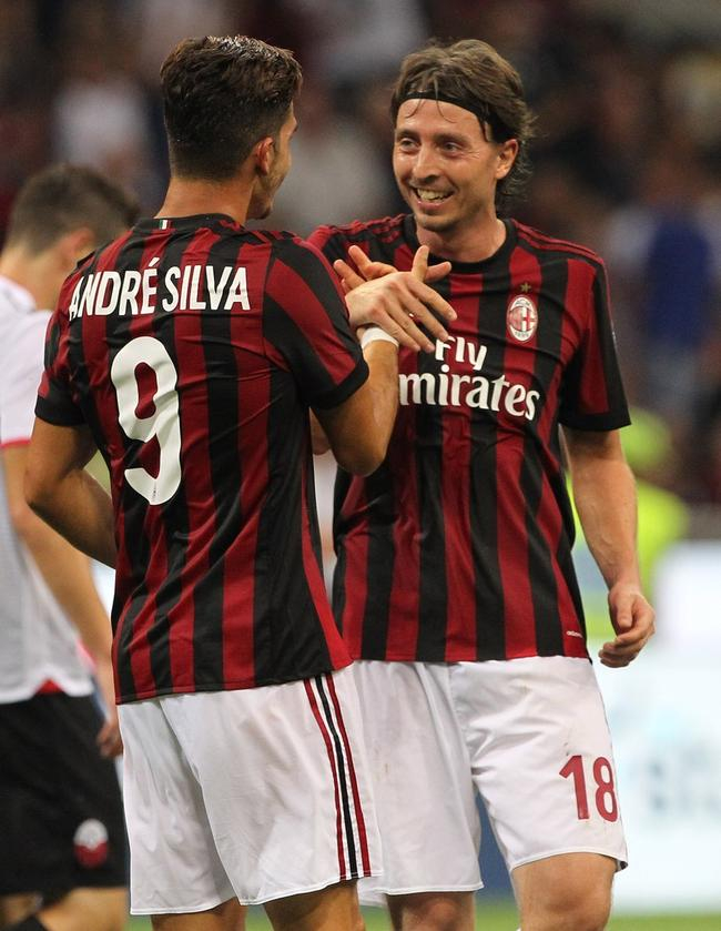 蒙托利沃与安德烈-席尔瓦庆祝进球