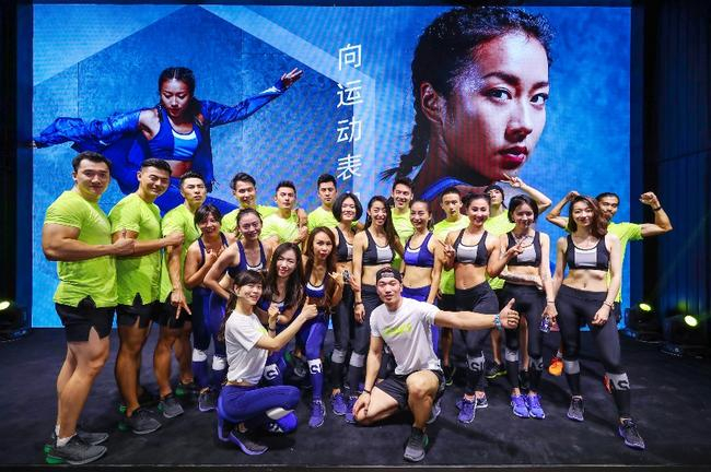 运动爱好者完成循环训练