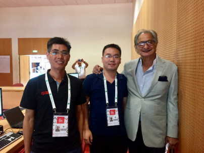 新睿团队同世界桥坛 “怪杰”齐亚·马穆德（右一）合影