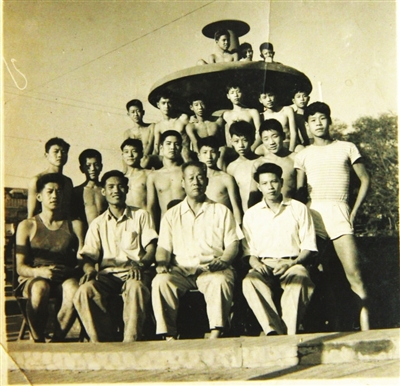 穆成宽和弟子们在二池合影