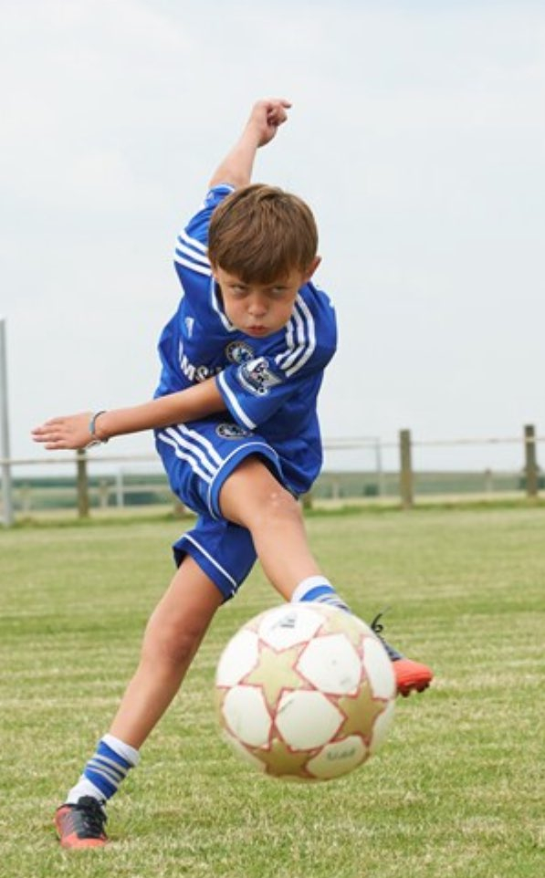 阿扎尔最小的弟弟身穿切尔西球衣