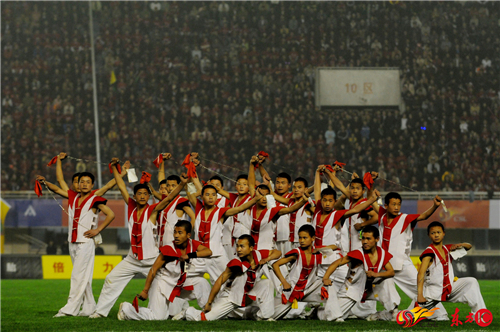 2009年3月21日，中超揭幕战在航海体育中心打响。主队河南建业和迎战广州医药。图为现场文艺表演。