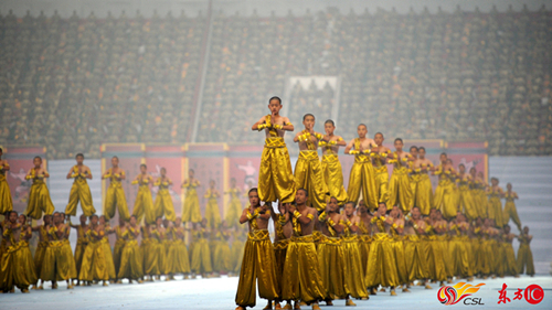 河南是武术之乡，2012年，第九届国际少林武术节开幕式在郑州航海体育场举行，图为开幕式的文体表演。