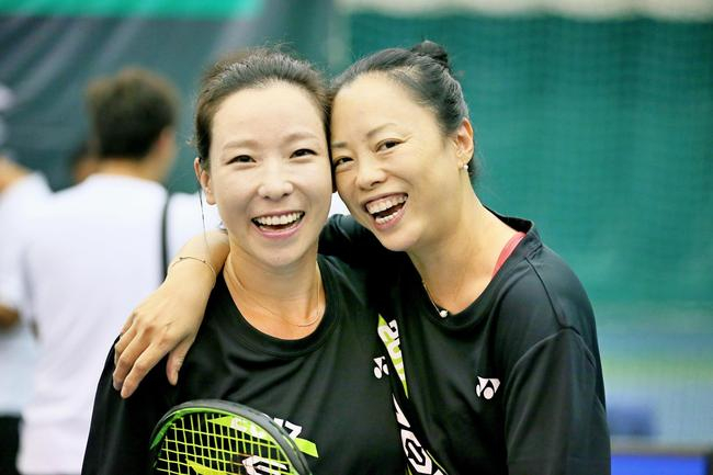 郑洁携闺蜜黄绮珊助阵试打现场