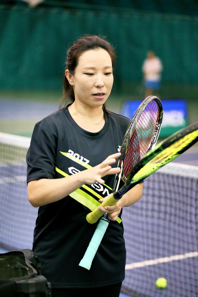 郑洁手捧新老球拍感受不同