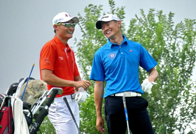 广东队李昊桐与香港队黑纯一同组交流（图：张沛）