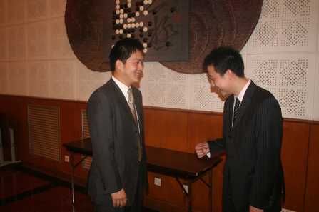 （春兰杯庆功会上的常昊与古力）