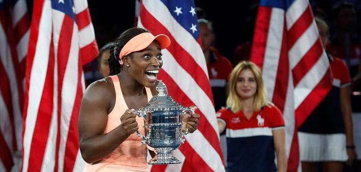 斯蒂文斯美网女单夺冠捧杯