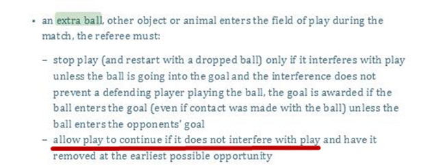 规则解读：如果场地中有两个球，但另一个球没有干扰到比赛的时候，主裁不必吹停