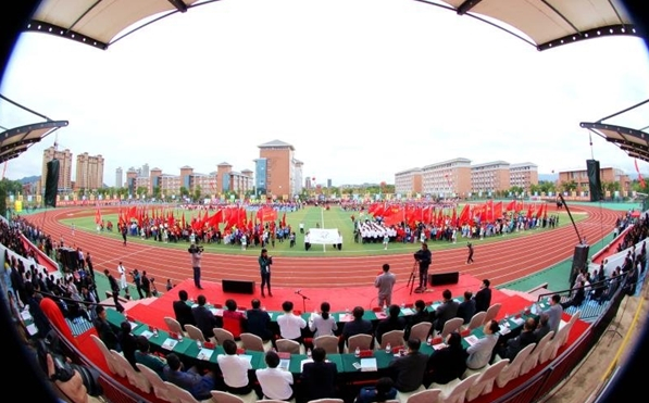 学校举行运动会