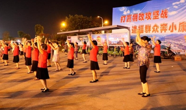 公众跳广场舞蔚然成风