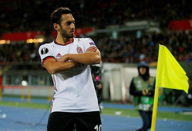 恰尔汉奥卢庆祝进球