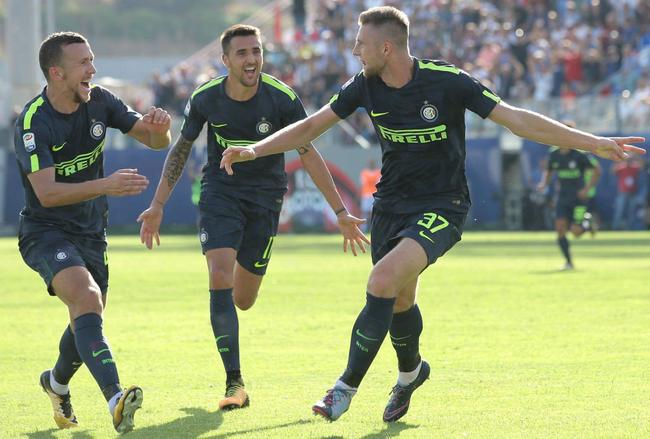 什克里尼亚尔庆祝进球