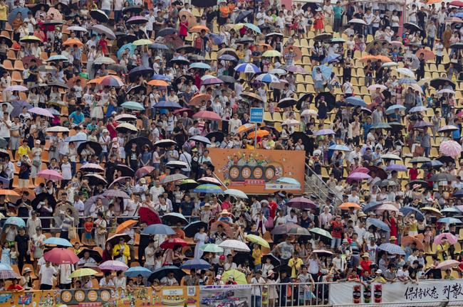 泛珠车迷顶着烈日撑伞观战