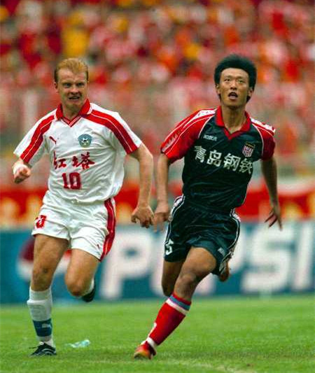 △效力红塔时期的前俄罗斯国脚基里亚科夫（图左）