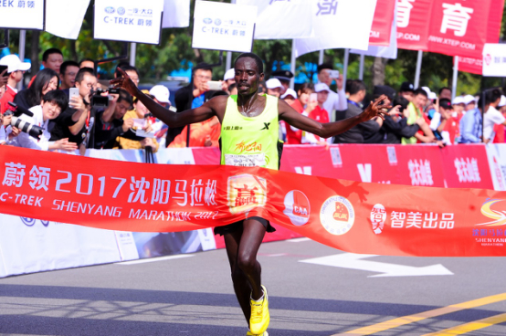 来自肯尼亚的LAGAT FRANCIS KIPLAGAT率先冲过终点。