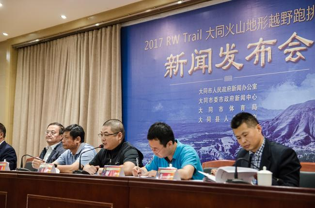 体坛传媒集团副总经理、《跑者世界》出版人兼总经理朱春明（右三）在发布会上致辞。