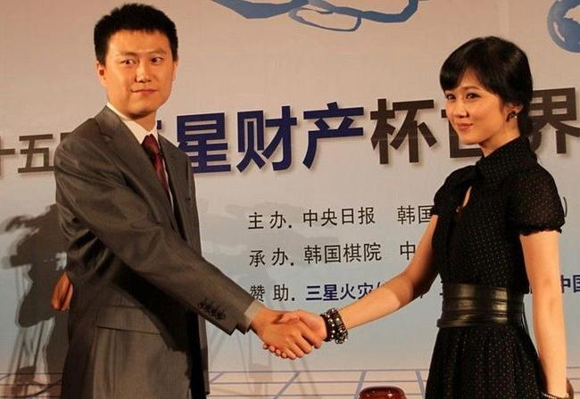 第15届三星杯开幕式上 孔杰与张娜拉对阵