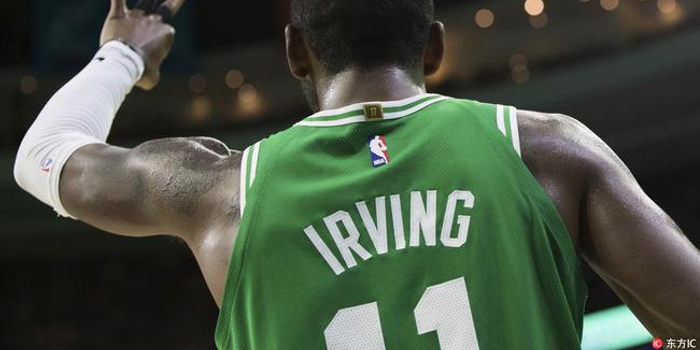 暖!欧文赛后赠鞋给骑士球迷 这一幕看哭克城人