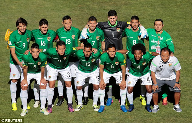 之后跑回来和本队合影