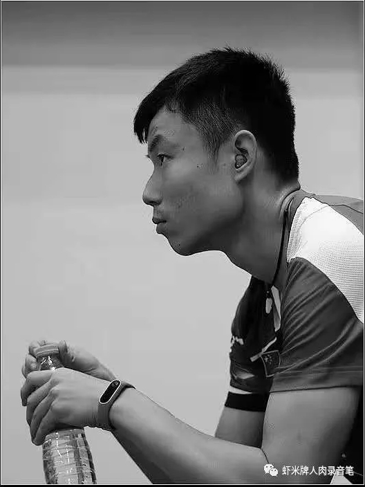 除了羽毛球，常伴唐楷峰身边的是助听器