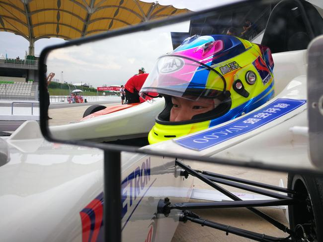 怪兽梦想车手曹卓东南亚F4首战豪夺三胜