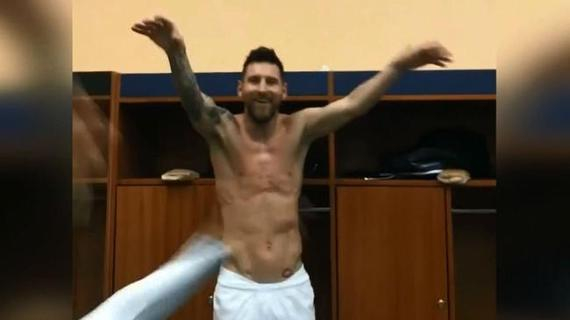 梅西光着膀子带队高唱