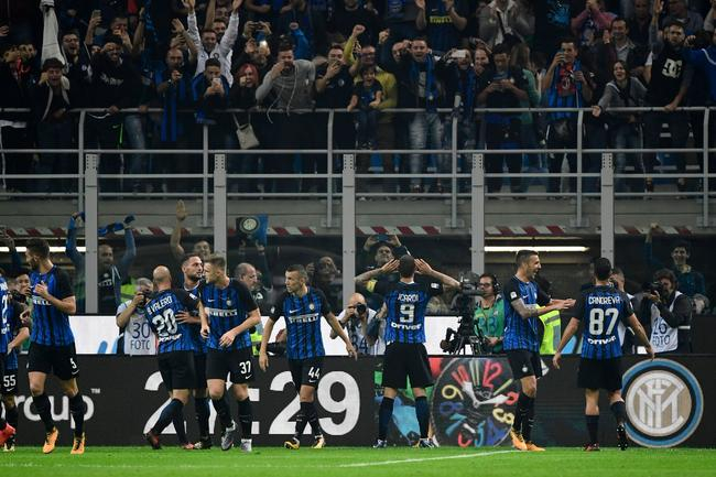 伊卡尔迪庆祝进球