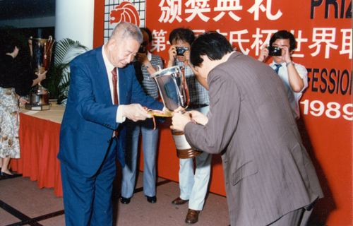 第一届应氏杯最终应昌期将奖杯颁给曹薰铉