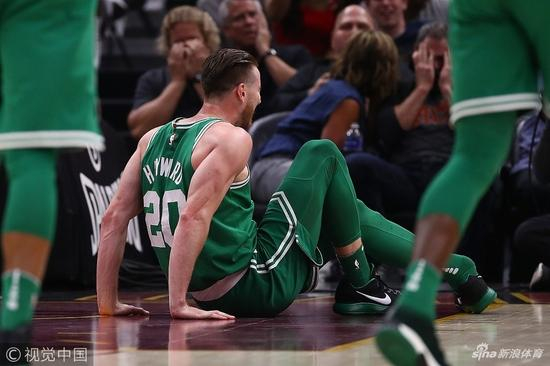 　　当地时间2017年10月17日，美国克利夫兰，17/18赛季NBA常规赛揭幕战，骑士102：99凯尔特人。海沃德脚踝骨折。