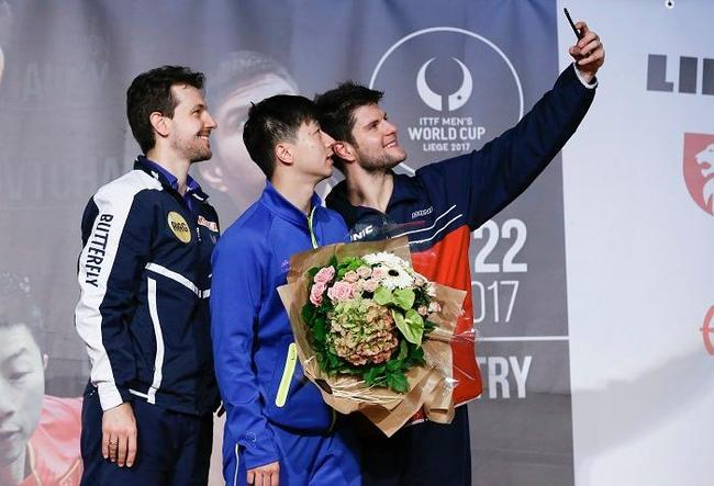 　　波尔、马龙和奥恰洛夫（从左至右）在颁奖仪式上自拍。德国选手奥恰洛夫以4比2战胜同胞波尔，获得冠军。