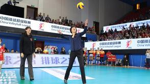 视频-郎平为排超联赛开球