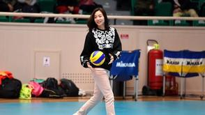 视频-魏秋月为女排津鲁战开球