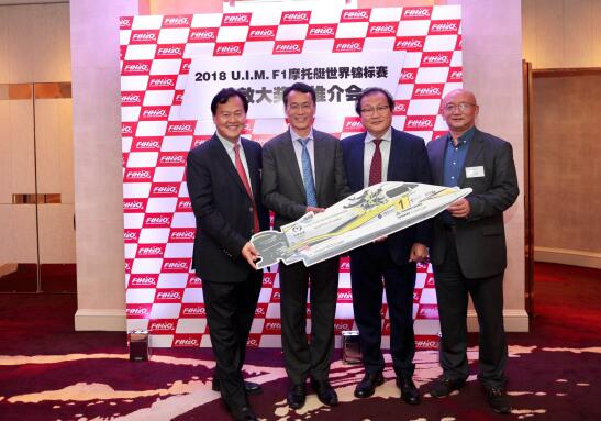 左至右：国际摩联F1委员会委员、F1摩托艇世锦赛中国运营商深圳天荣体育董事局主席李浩杰、伦敦发展促进署亚太区总裁曹杰、中国驻英国大使馆经商处公使衔参赞金旭、万达英国公司总经理陈洪。