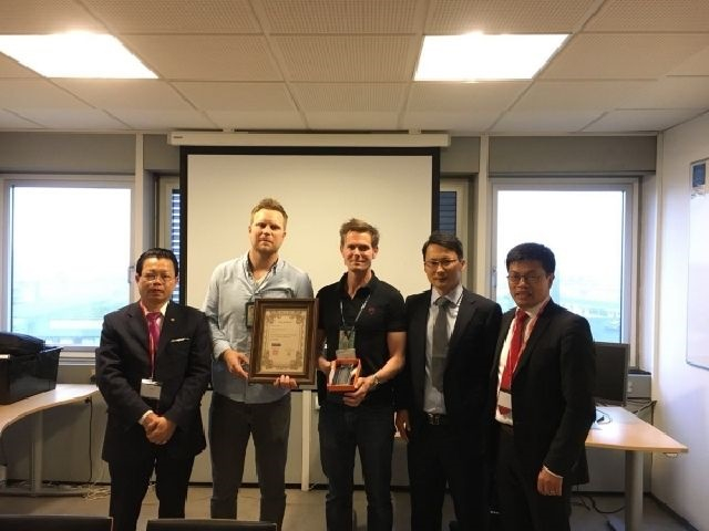 △图中左一为郑少强、右一为魏德林、右二为马忠臣