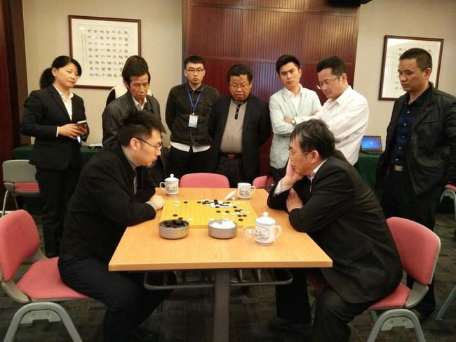 聂卫平、王磊密切关注於之莹对局