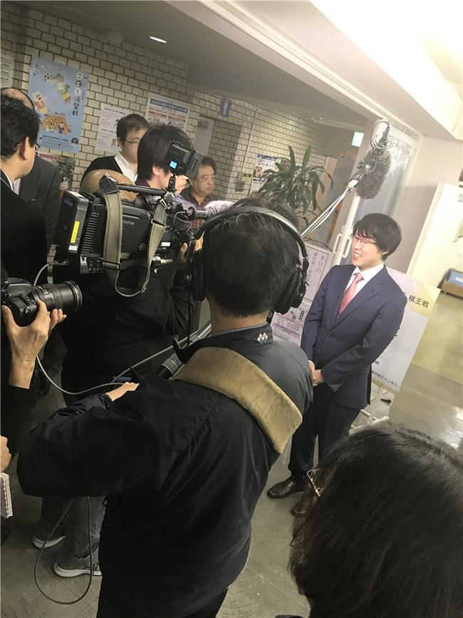 井山裕太微笑面对媒体