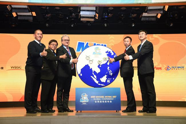 　　（从左到右）张运智、中华台北棒球协会秘书长林宗成、Fraccari、国家体育总局棒垒手曲中心副主任杨旭、中国棒球协会秘书长陈旭，共同启动Mini Baseball推广计划