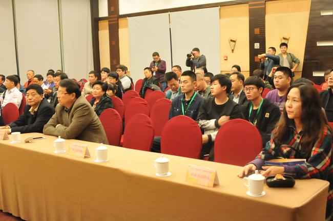 各地来宾汇集，热闹非凡