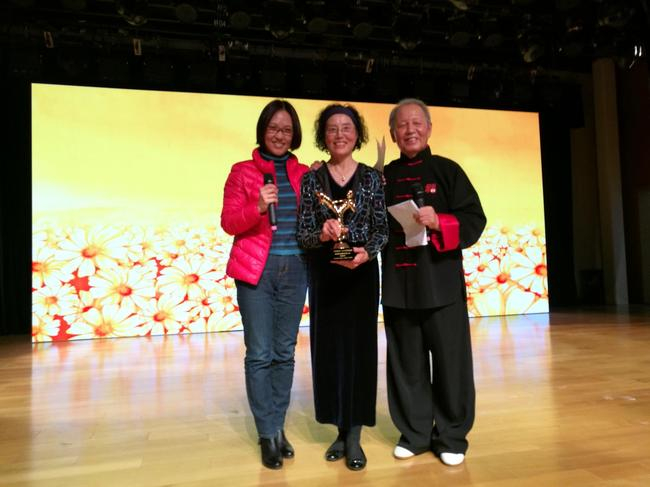 《中华武术》主编给李德印伉俪颁发武术贡献奖