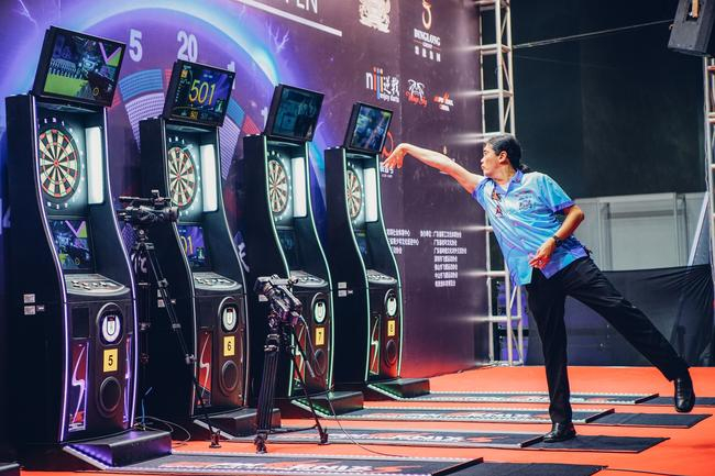 图为2016凤凰飞镖粤港澳公开赛现场 韩世昌掷镖瞬间