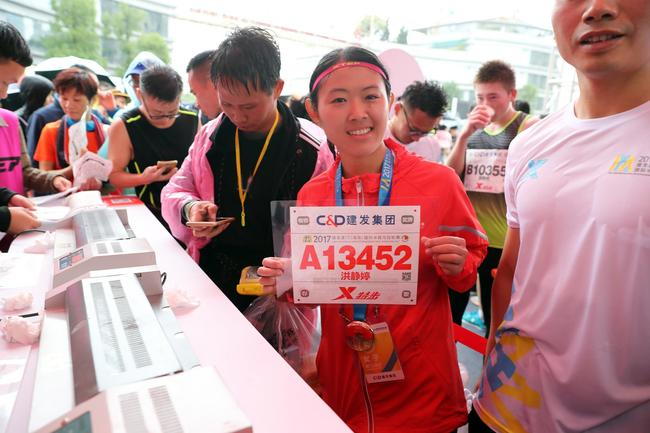 特步签约跑者洪静婷以1小时32分11秒的成绩获得国内女子组第三