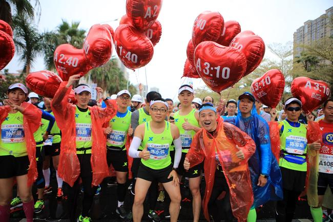 官方配速员在起点处集结