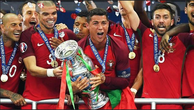 终于，他举起了观点