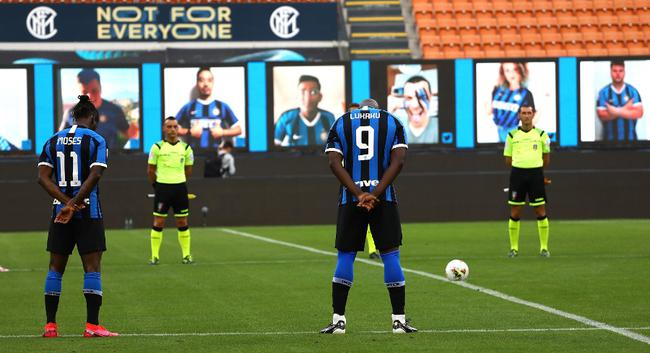 赛前为感染新冠去世者默哀