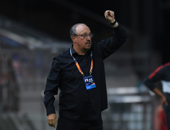 贝尼特斯在场边指挥。新华社记者龙雷摄