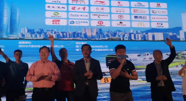 田玉帛在台上演唱红旗飘飘，组委会的工作人员激动的上台合唱