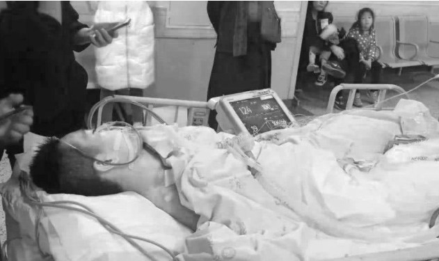 图说：网络上广泛流传的明佳新在抢救中的照片