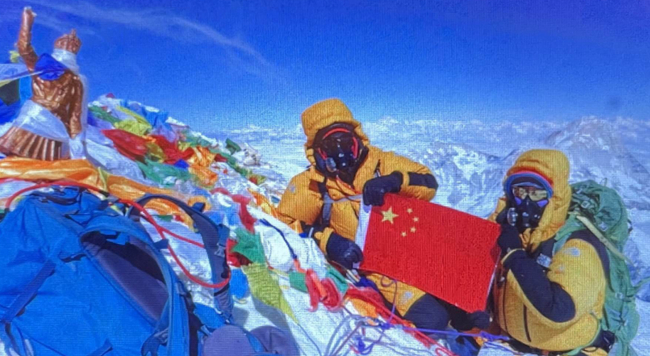 曾燕红和夏尔巴向导登顶珠峰